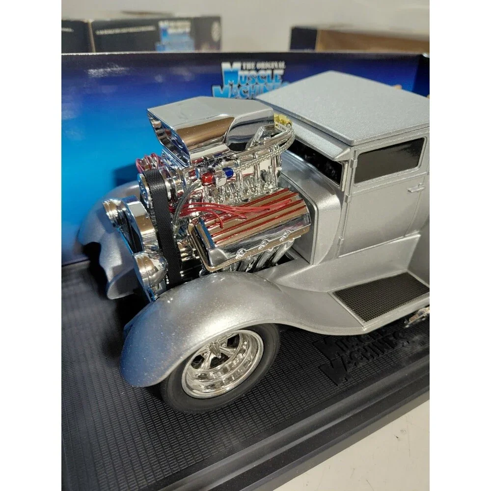 Muscle Machines 71166 1:18 Diecast 1932 Ford Model A Hot Rod Pickup Truck w/box